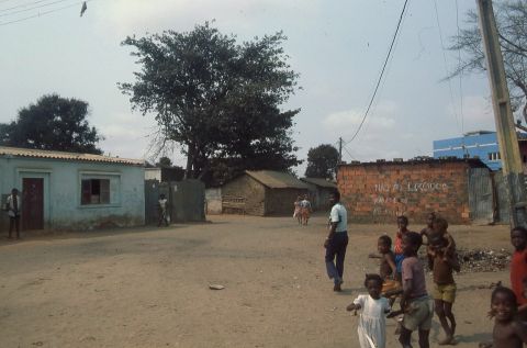 Nao Lixoo (No Garbage) written on brick wall in background